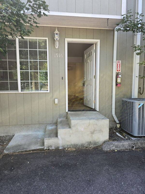 Apartment for rent at 1916 SE Douglas Ave, Roseburg, OR 97470