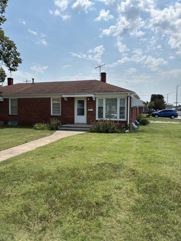 House for rent at 1 E 28th Ave, Hutchinson, KS 67502