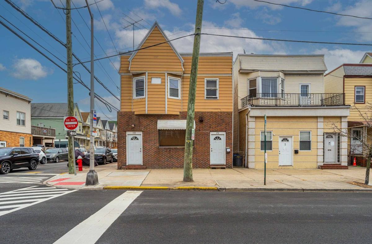 Apartment for rent at 378-AVENUE C Ave #2-2, Bayonne, NJ 07002