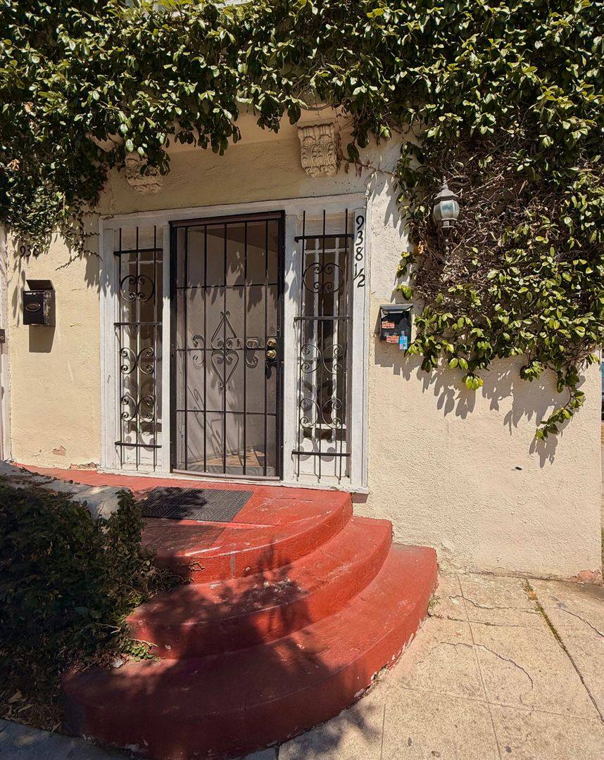Apartment for rent at 932 S Berendo St, Los Angeles, CA 90006