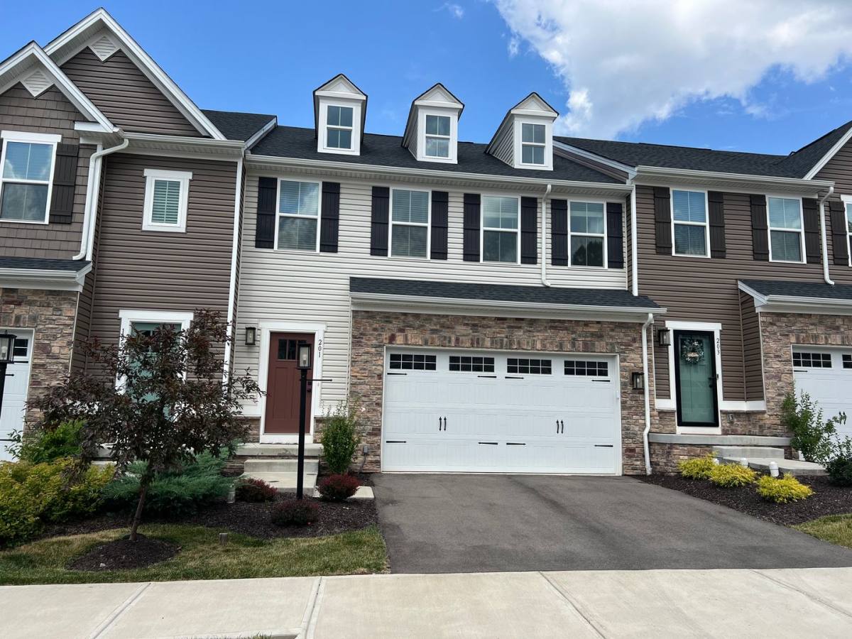 Townhouse for rent at 201 Dana Dr, Sewickley, PA 15143