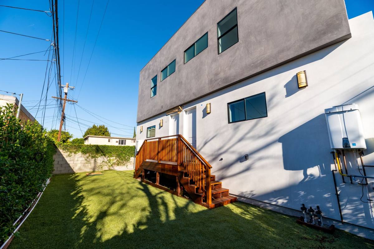 Apartment for rent at 1805-1807-1809 S Longwood Ave, Los Angeles, CA 90019
