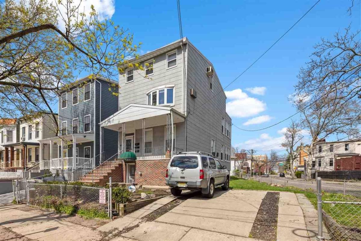 Apartment for rent at 56 Waverly St #2-2, Bayonne, NJ 07002