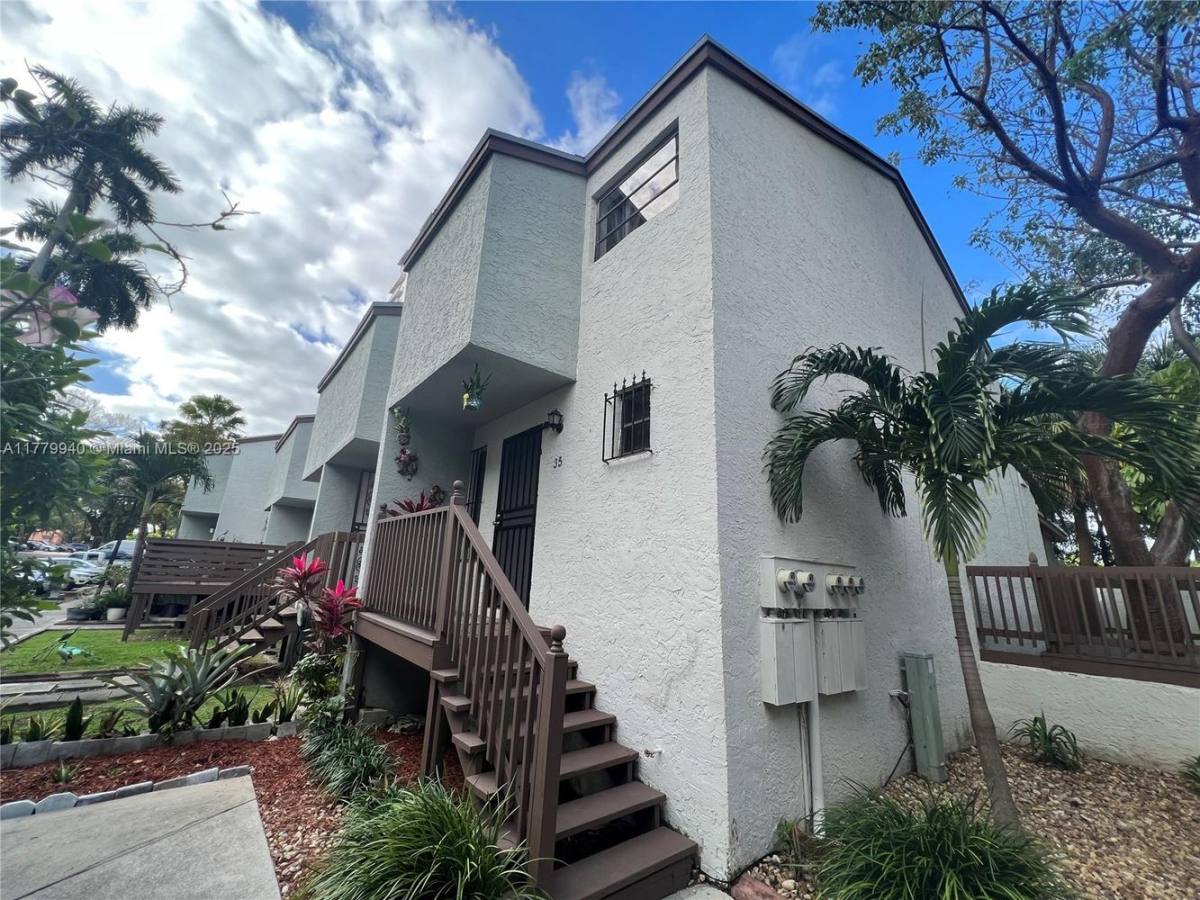 1901 NW S River Dr #35C, Miami, FL 33125