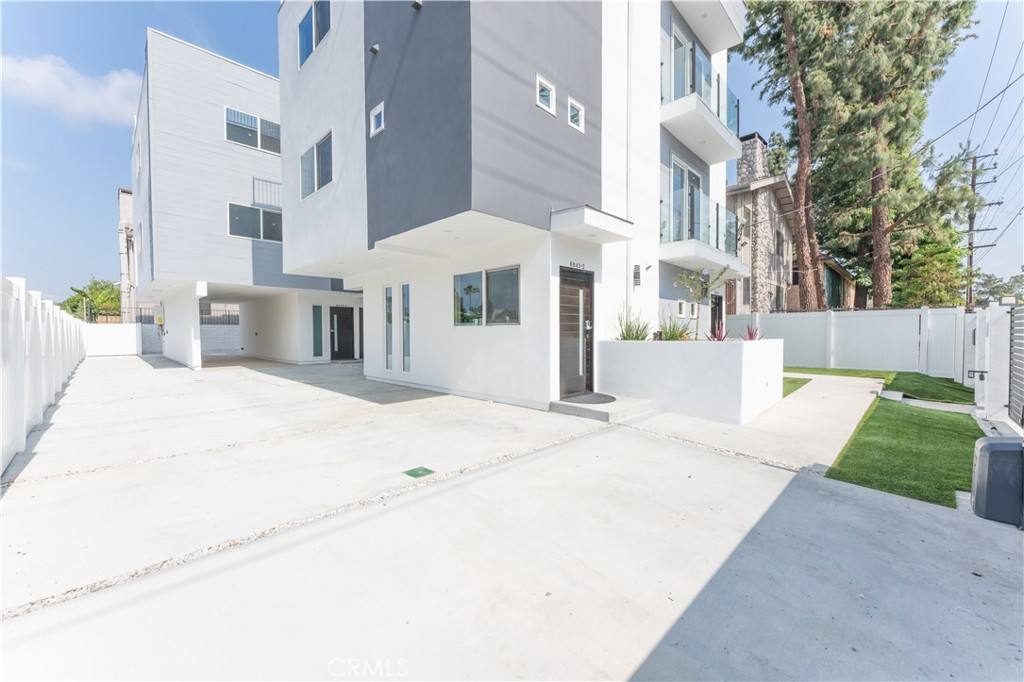 Apartment for rent at 6843 Haskell Ave #2-2, Van Nuys, CA 91406
