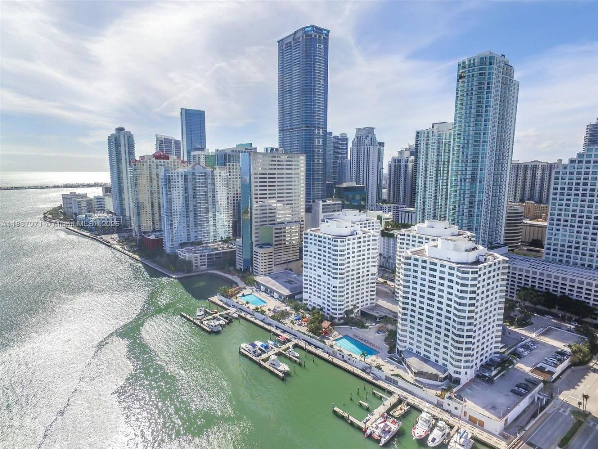 Apartment for rent at 801 Brickell Bay Dr #1963, Miami, FL 33131