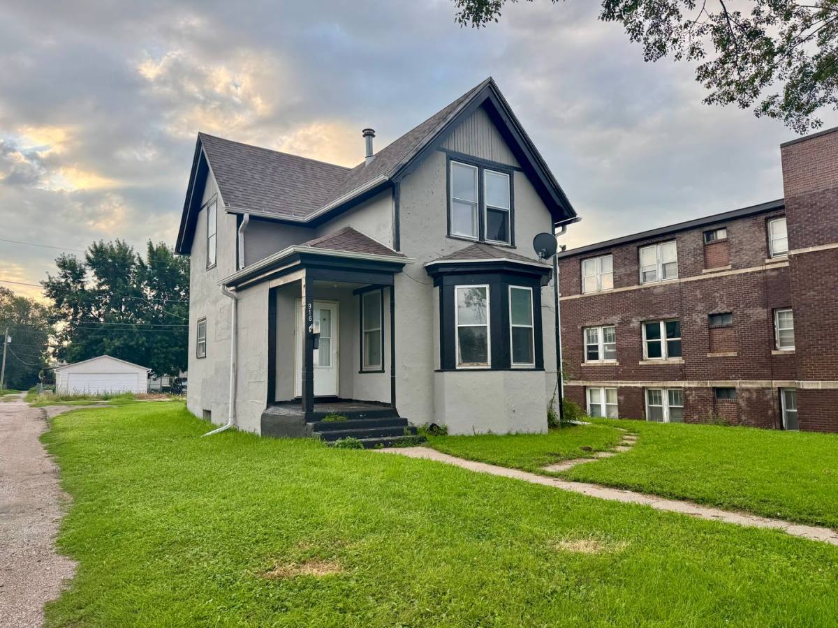 House for rent at 916 S Paxton St, Sioux City, IA 51106