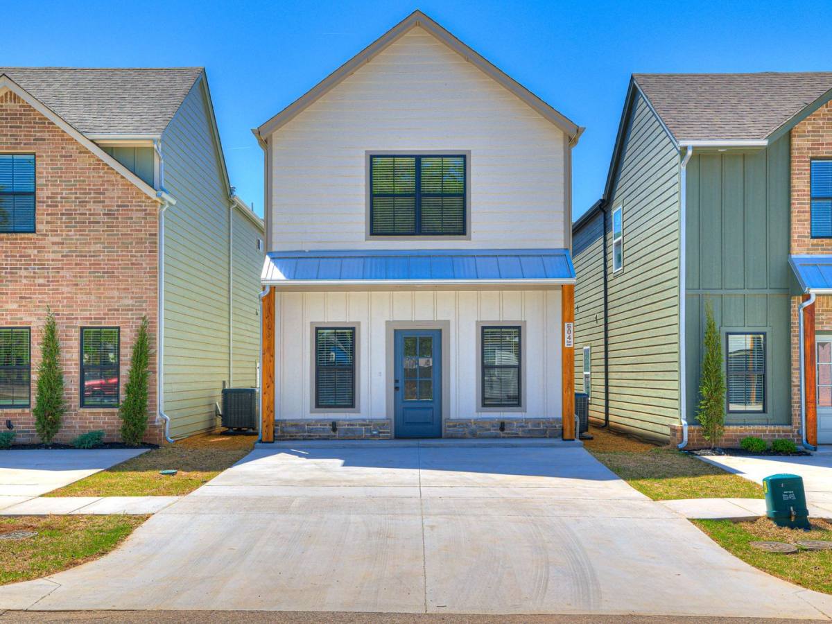Townhouse for rent at 614 W 2nd St, Edmond, OK 73003
