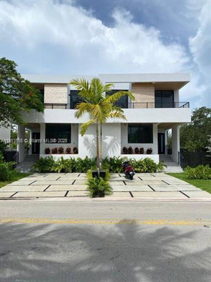 Townhouse for rent at 570 Fernwood Rd, Key Biscayne, FL 33149