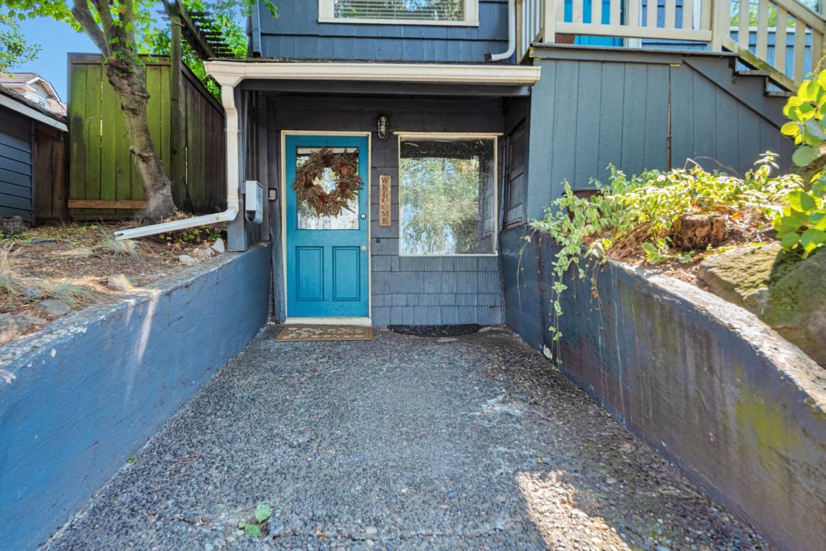 Apartment for rent at 6908 8th Ave NE, Seattle, WA 98115