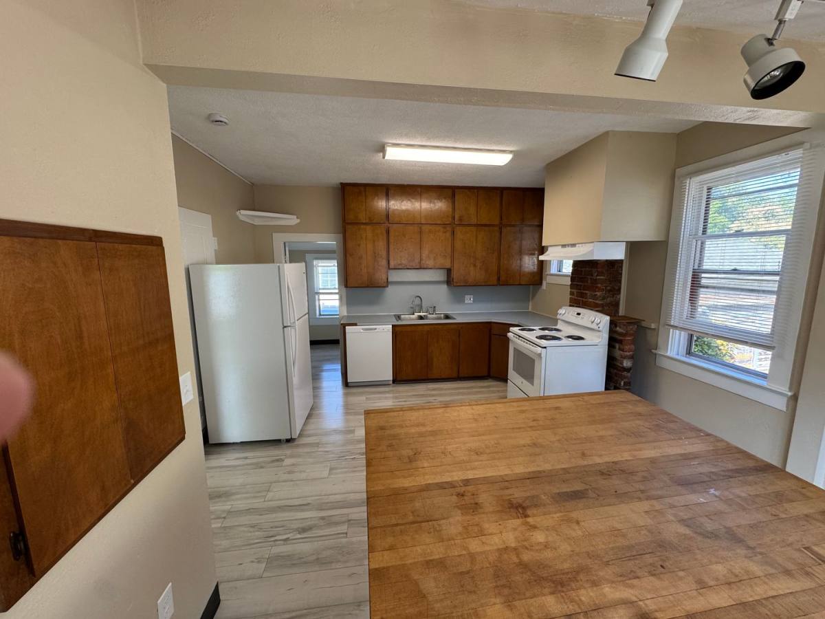 Apartment for rent at 512-524 15th St NE, Salem, OR 97301