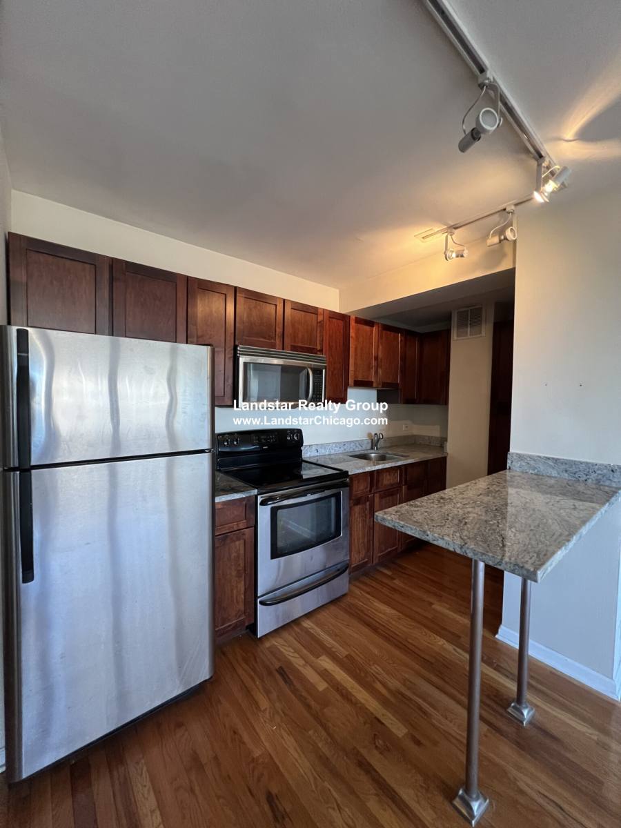 Apartment for rent at 4180 N Marine Dr, Chicago, IL 60613