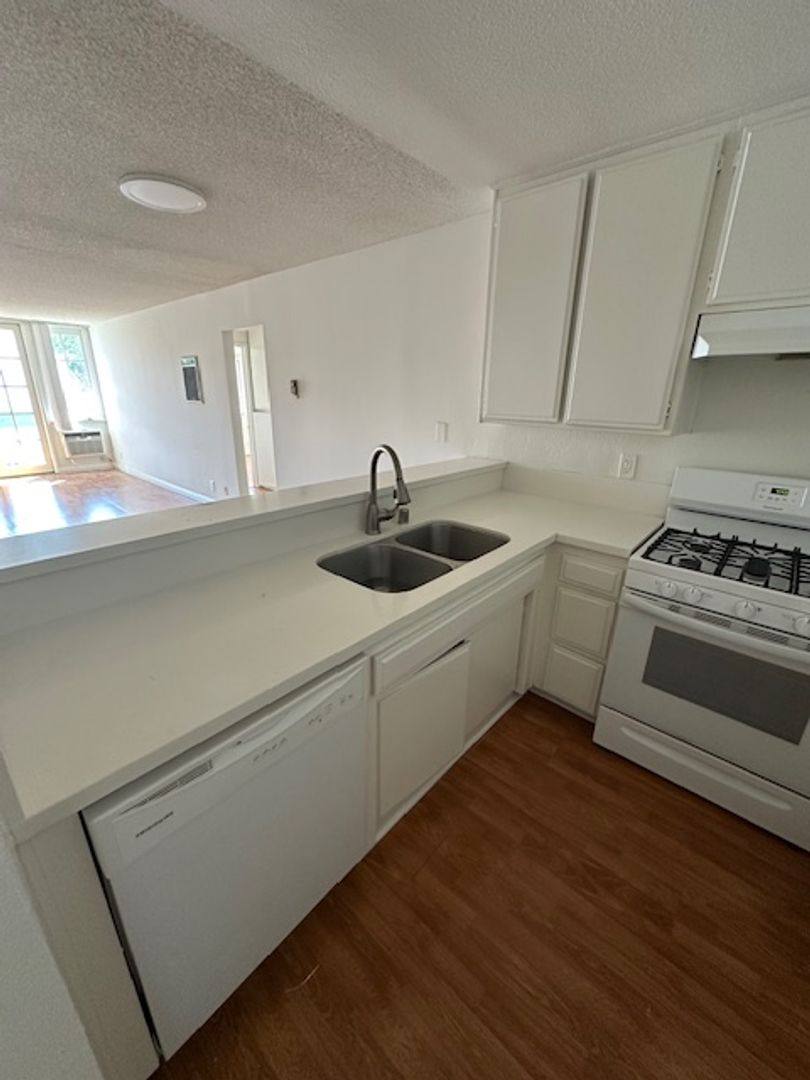 Apartment for rent at 3668 Motor Ave, Los Angeles, CA 90034