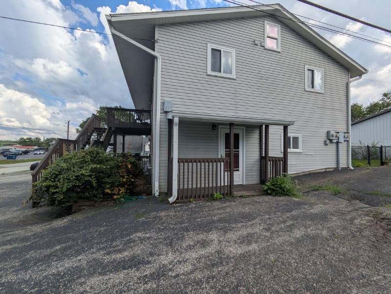 Apartment for rent at 209 W Oak St #4, Ellettsville, IN 47429
