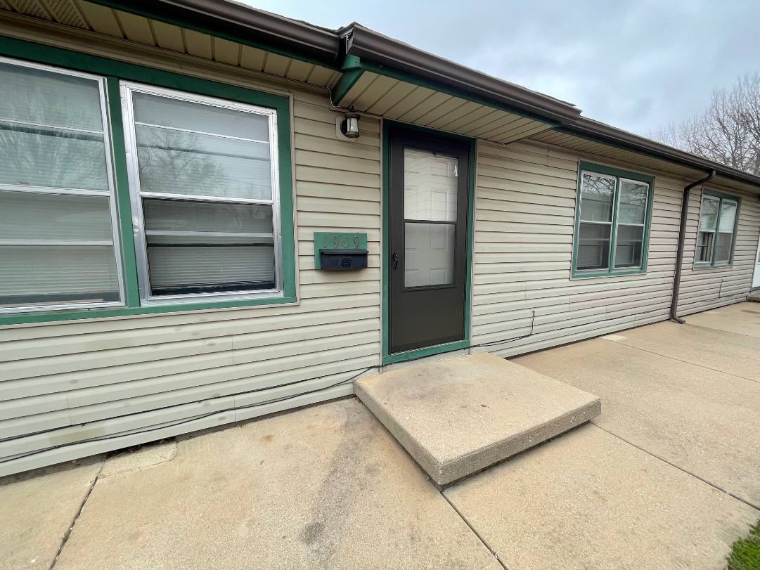 Townhouse for rent at 1909 N Jeanette Ave, Wichita, KS 67203