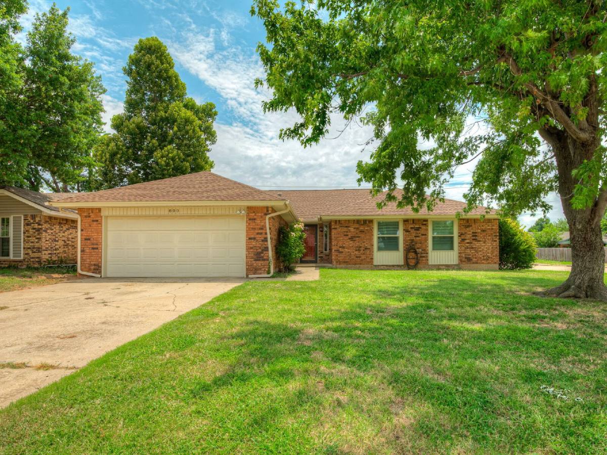 House for rent at 800 Royal Lane, Yukon, OK 73099