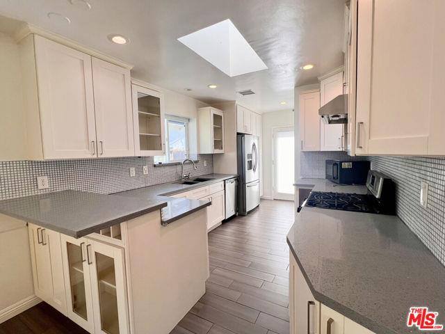7311 Dunfield Ave, Los Angeles, CA 90045
