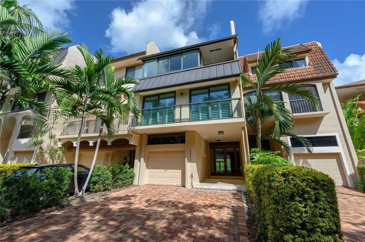 Townhouse for rent at 5990 Paradise Point Dr, Miami, FL 33157