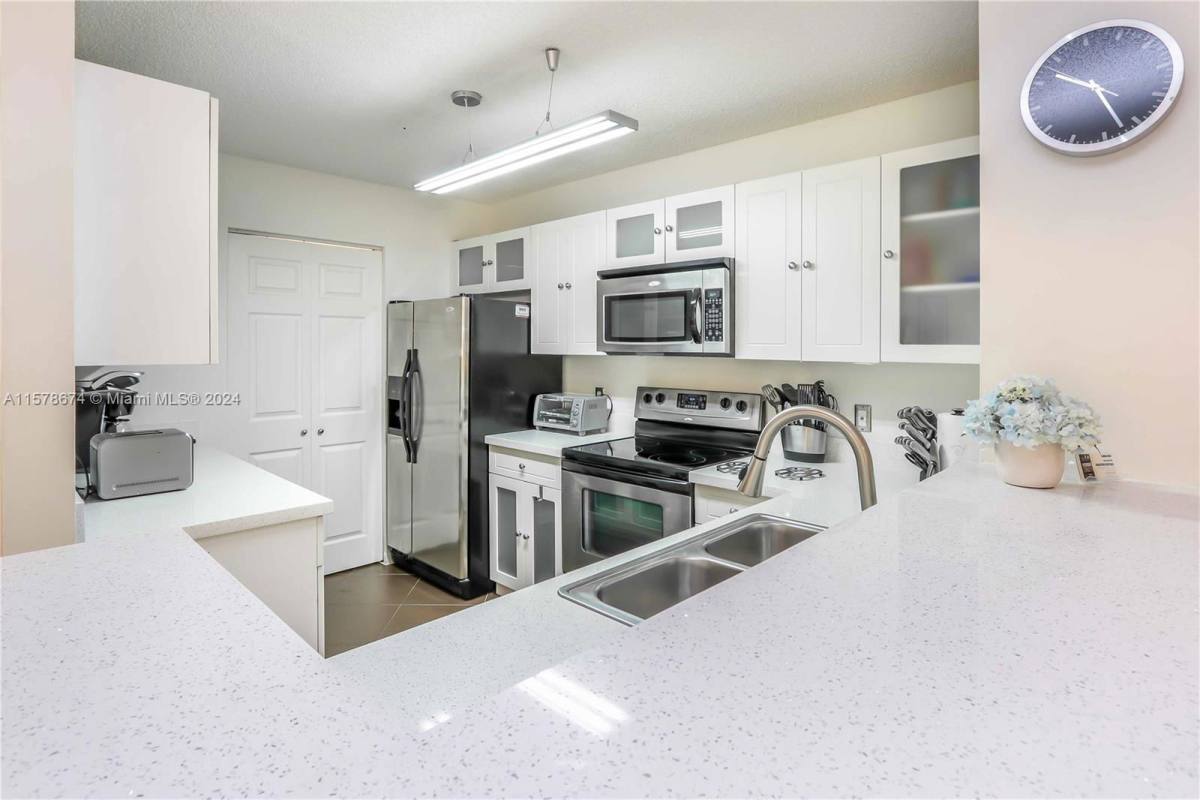 Apartment for rent at 19555 E Country Club Dr, Miami, FL 33180