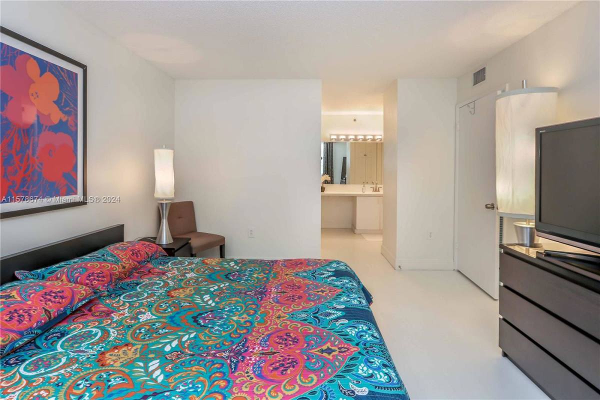 Apartment for rent at 19555 E Country Club Dr, Miami, FL 33180