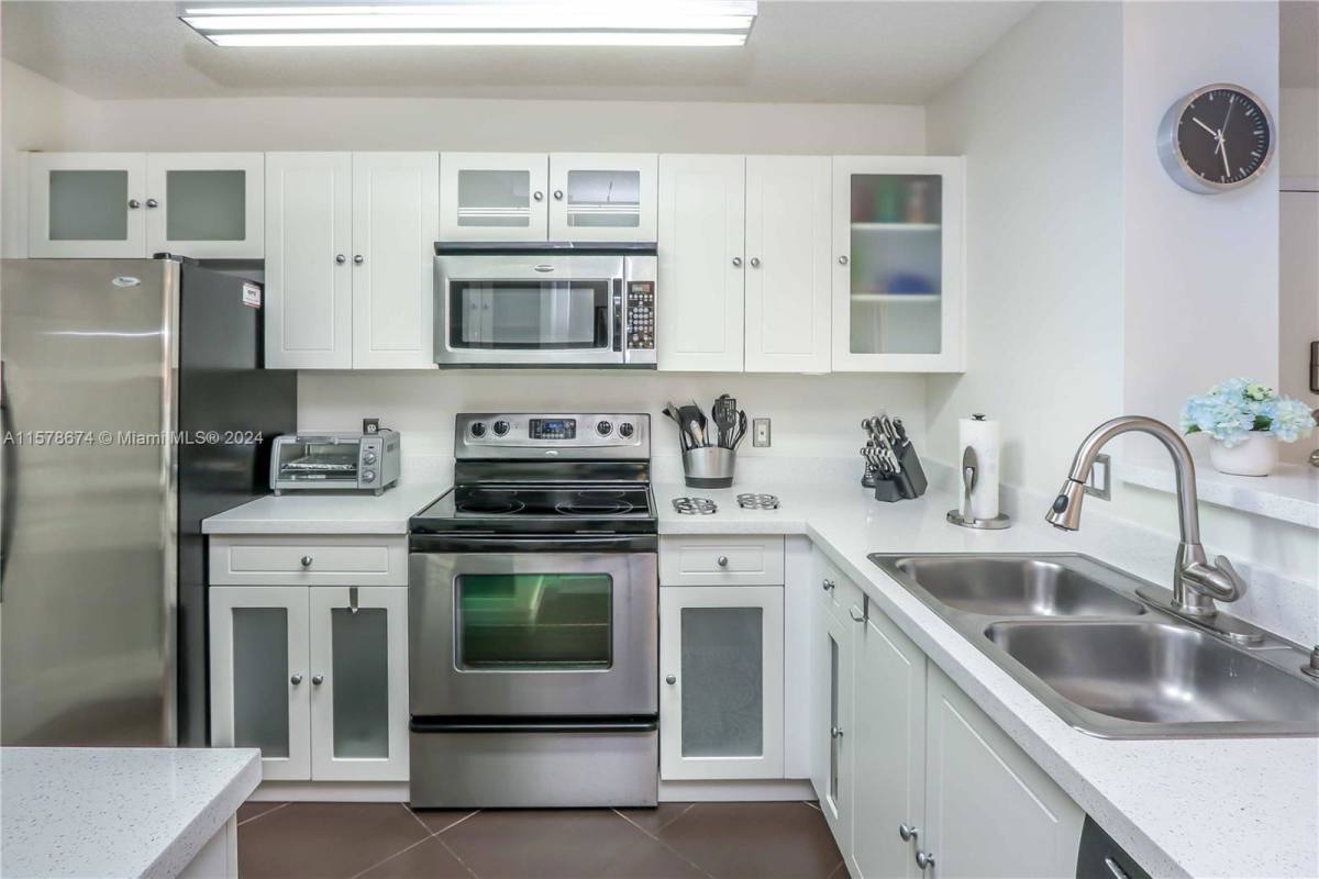 Apartment for rent at 19555 E Country Club Dr, Miami, FL 33180