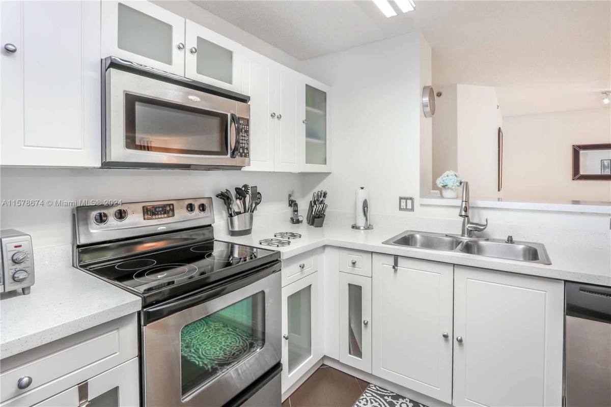 Apartment for rent at 19555 E Country Club Dr, Miami, FL 33180