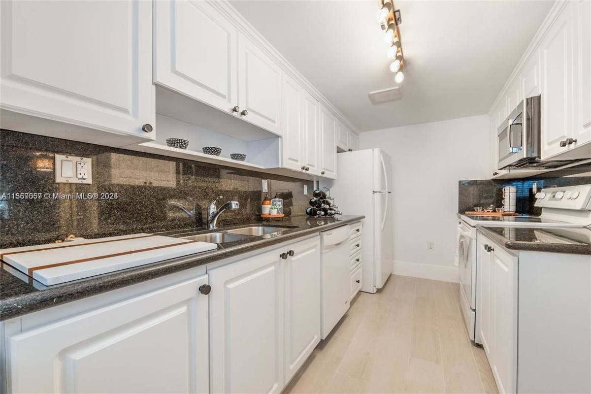 Townhouse for rent at 437 Santander Ave, Miami, FL 33134