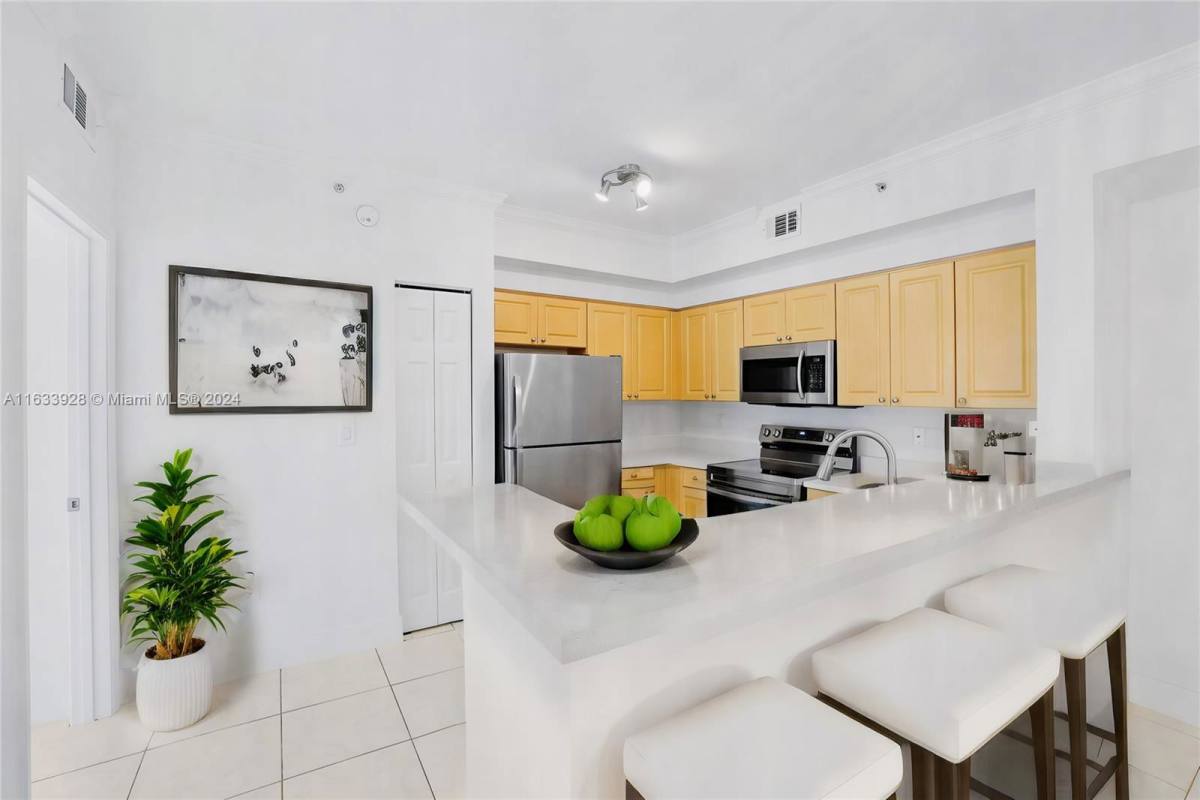 Condo for rent at 6831 SW 44th St, Miami, FL 33155