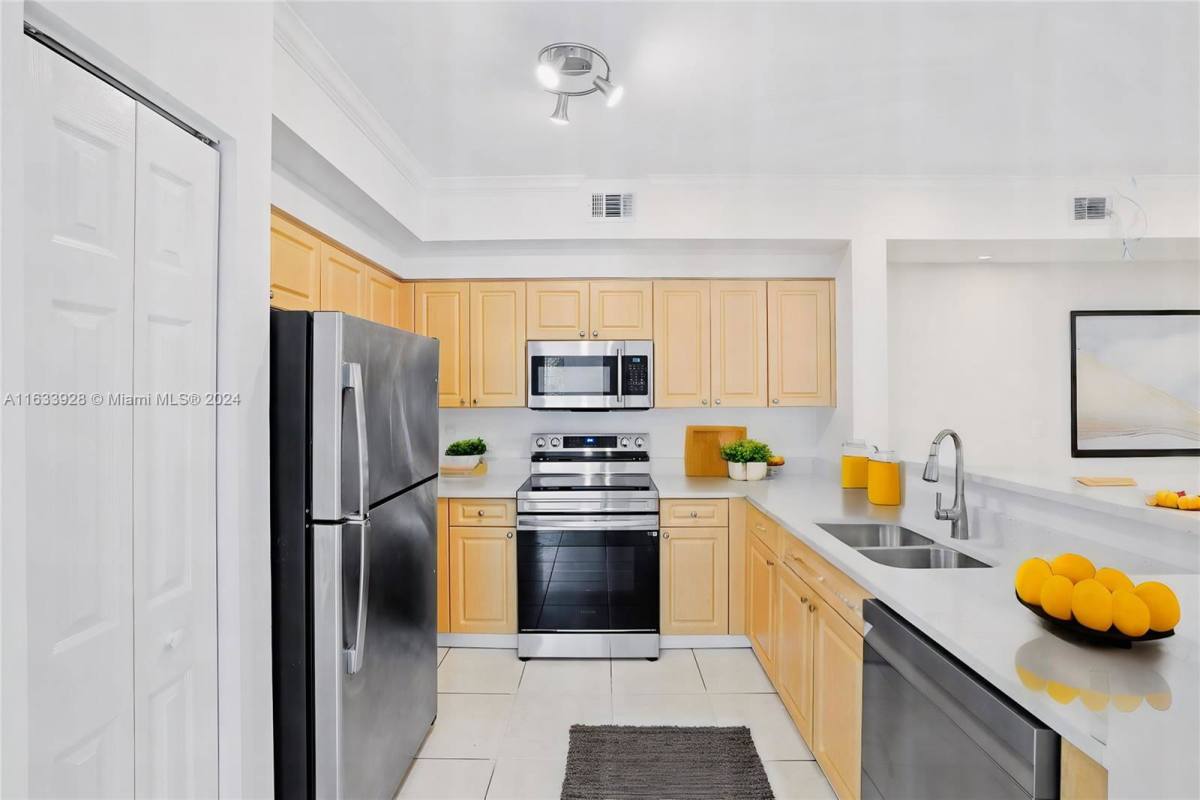 Condo for rent at 6831 SW 44th St, Miami, FL 33155