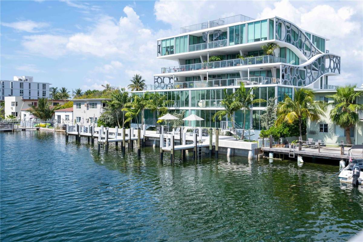 Apartment for rent at 8425 Crespi Blvd, Miami Beach, FL 33141
