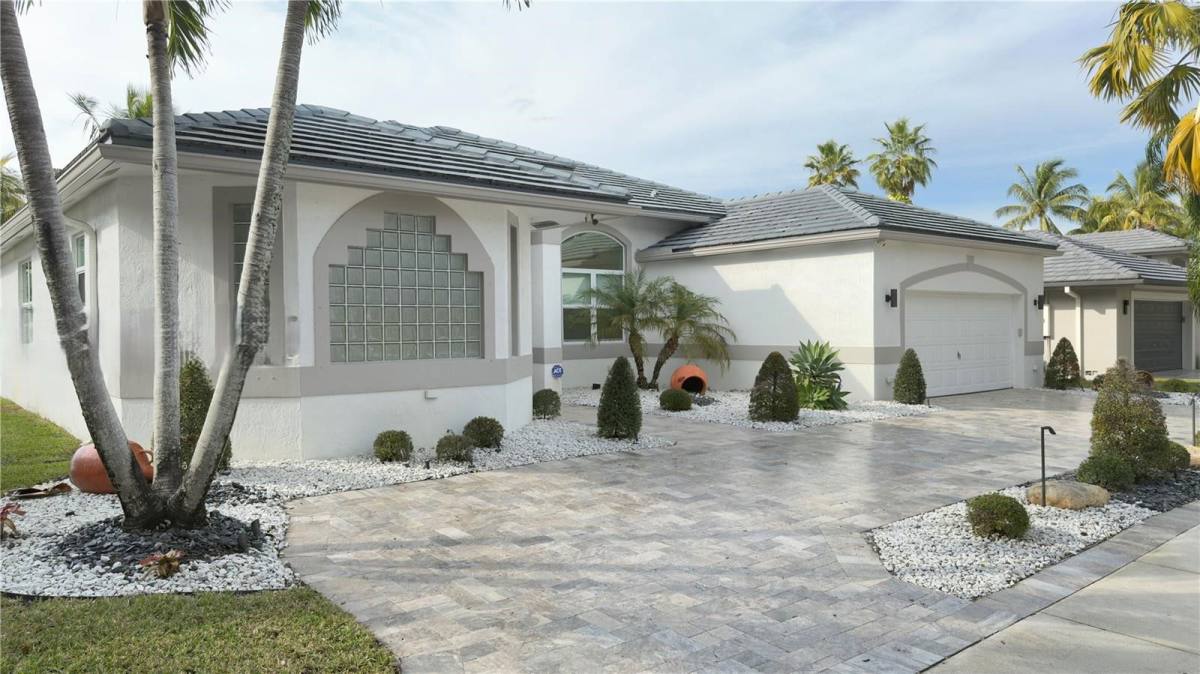 House for rent at 3763 Oak Ridge Circle, Fort Lauderdale, FL 33331