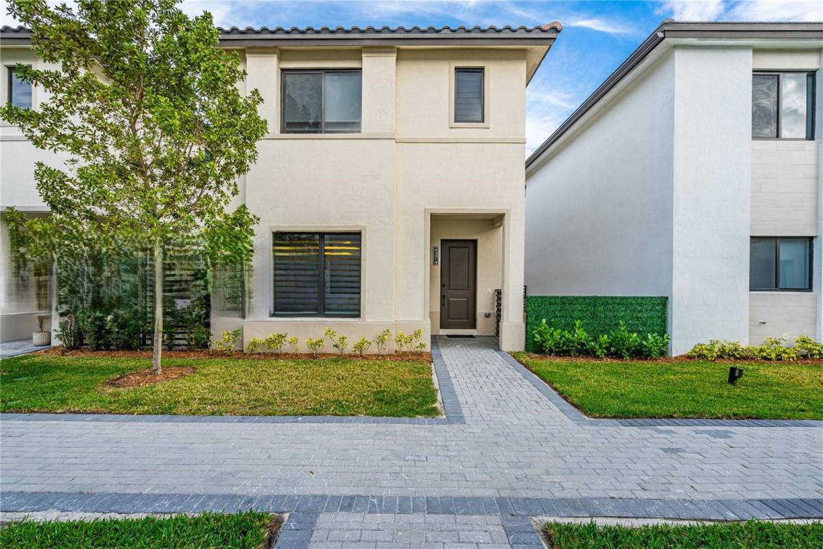 House for rent at 4374 NW 81st Ave, Miami, FL 33166