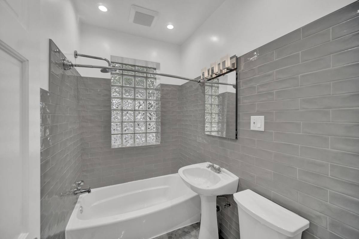 Apartment for rent at 3234 W Waveland Ave #2, Chicago, IL 60618