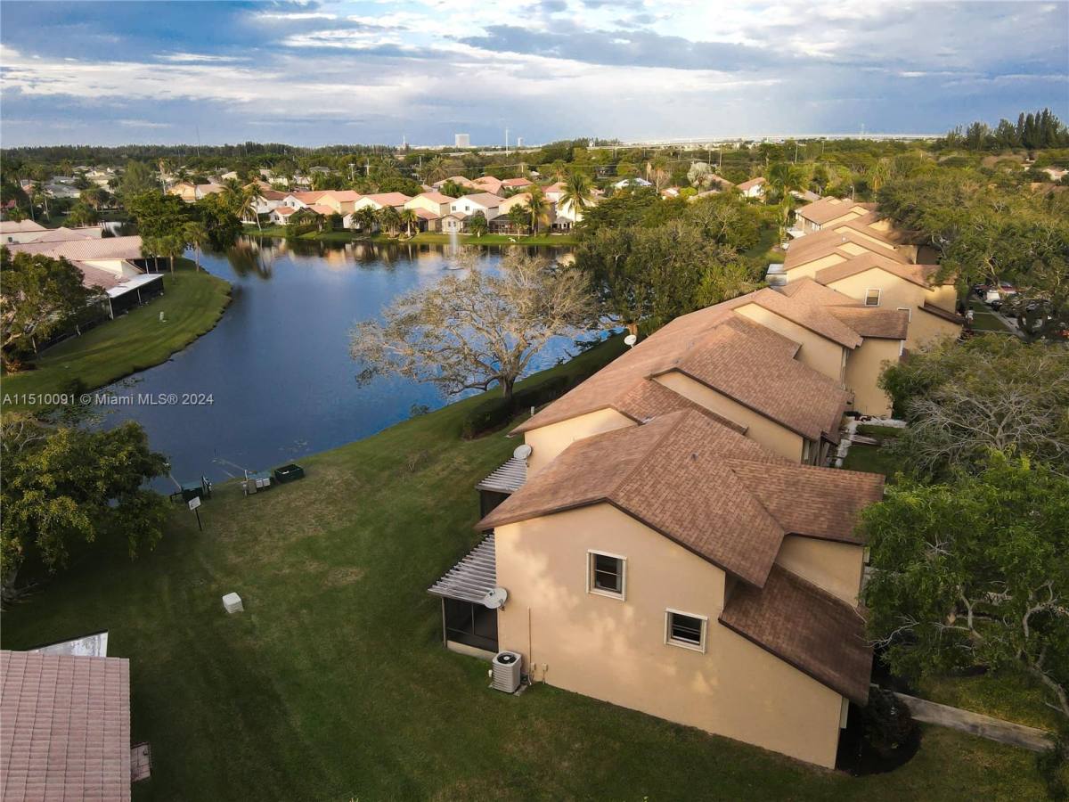 Townhouse for rent at 231 Lakeside Circle, Fort Lauderdale, FL 33326