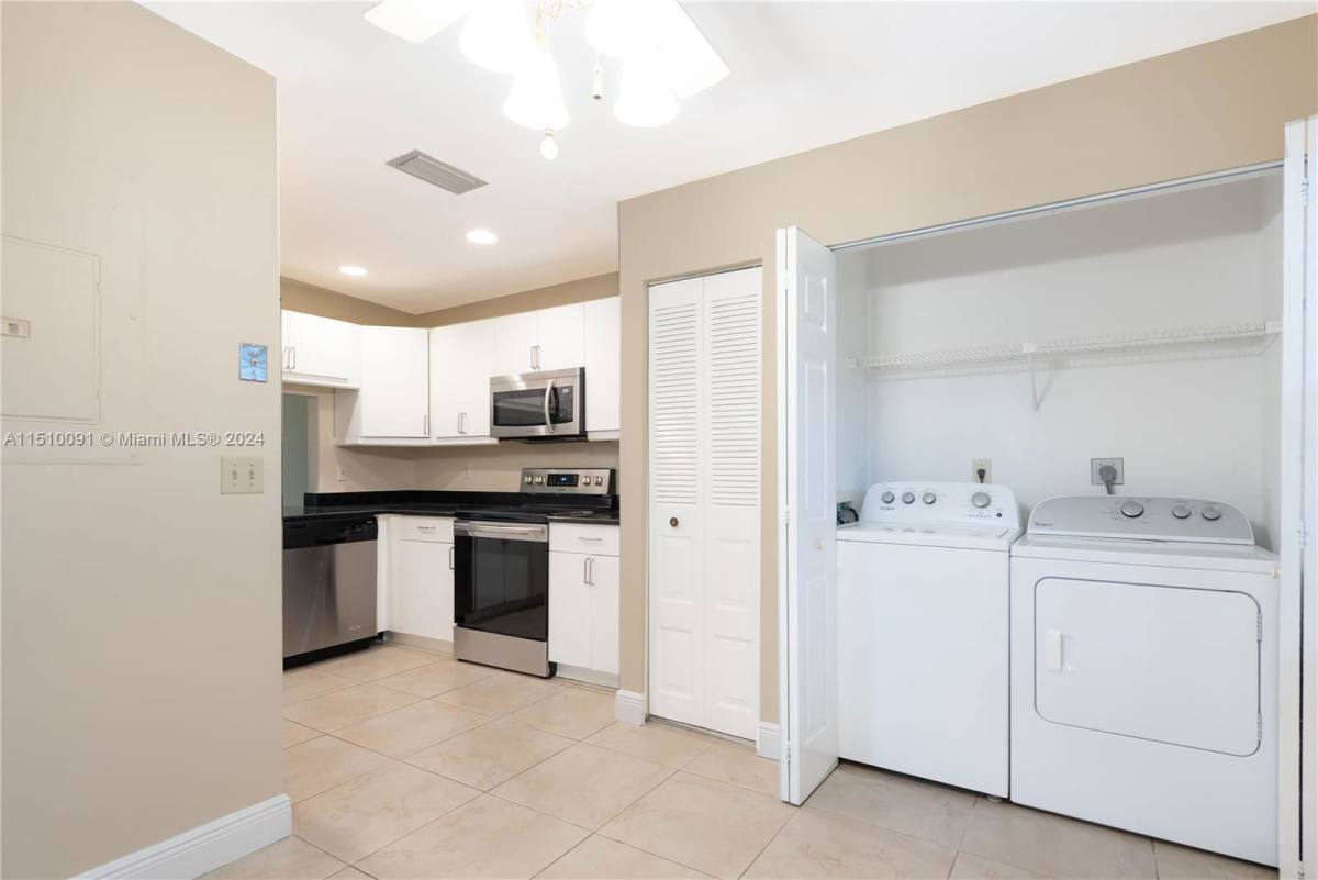Townhouse for rent at 231 Lakeside Circle, Fort Lauderdale, FL 33326