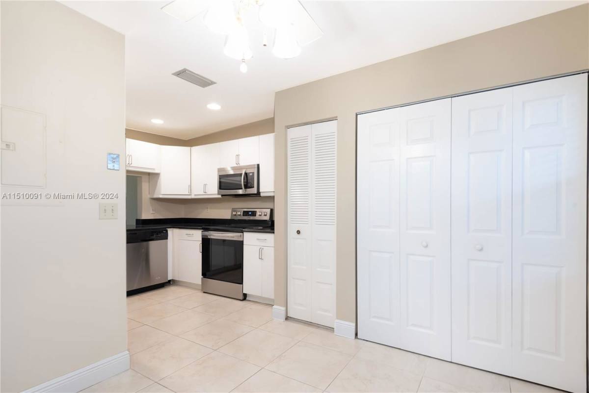 Townhouse for rent at 231 Lakeside Circle, Fort Lauderdale, FL 33326