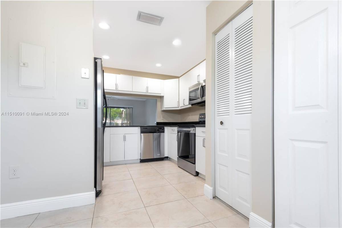 Townhouse for rent at 231 Lakeside Circle, Fort Lauderdale, FL 33326
