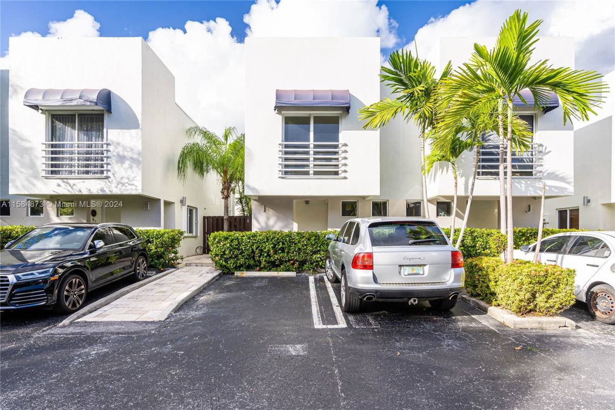 Townhouse for rent at 2945 Bridgeport Ave, Miami, FL 33133
