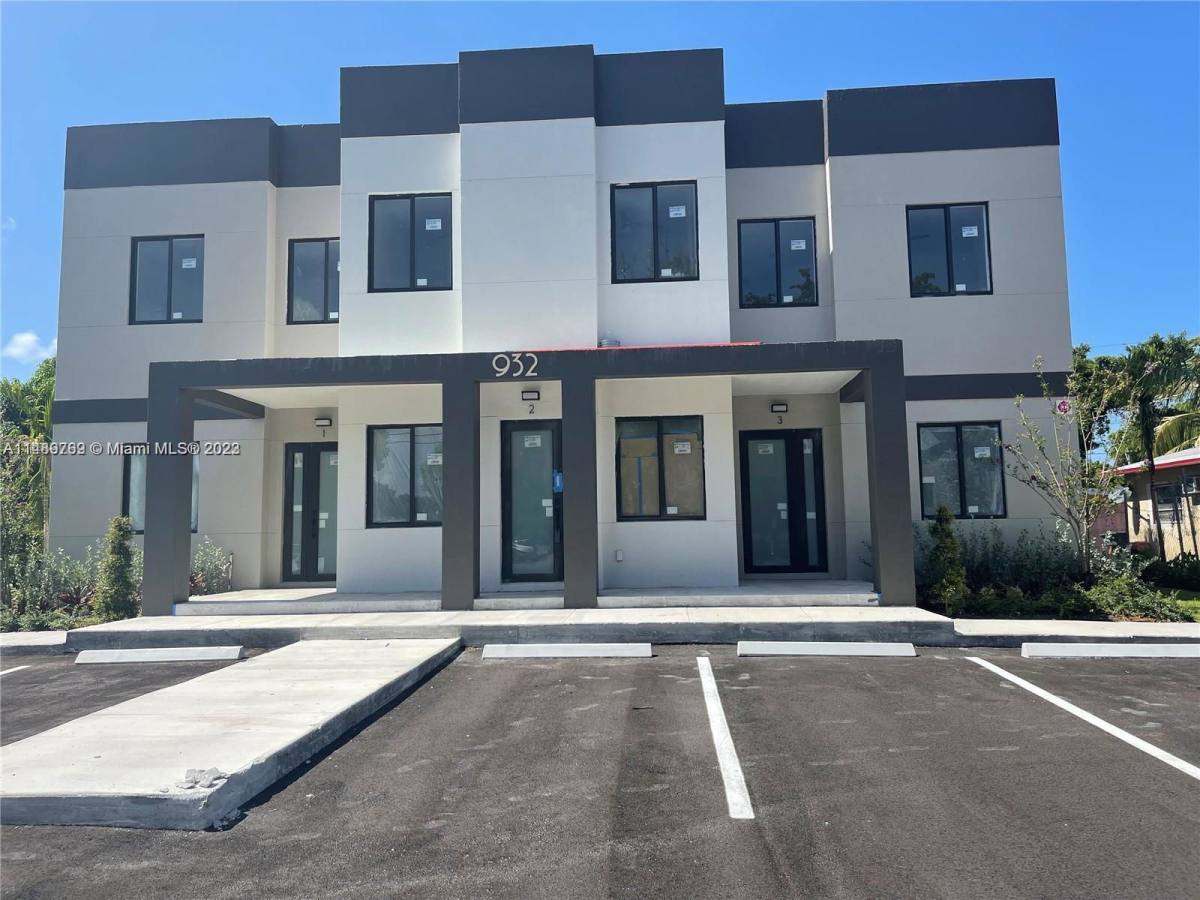 Townhouse for rent at 932 SW 10th St, Miami, FL 33130