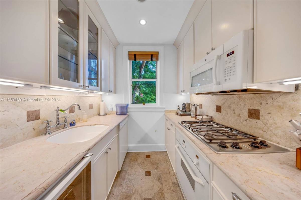 Condo for rent at 900 16th St #307, Miami Beach, FL 33139