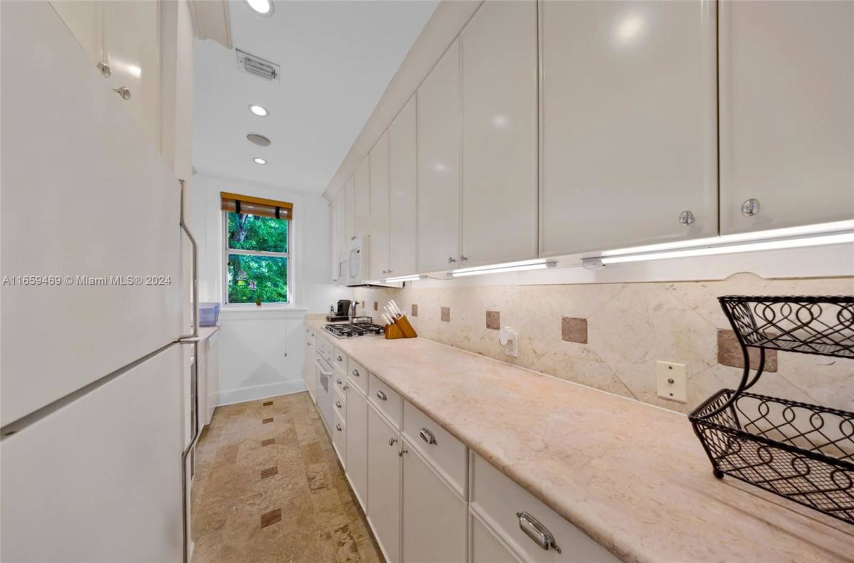Condo for rent at 900 16th St #307, Miami Beach, FL 33139