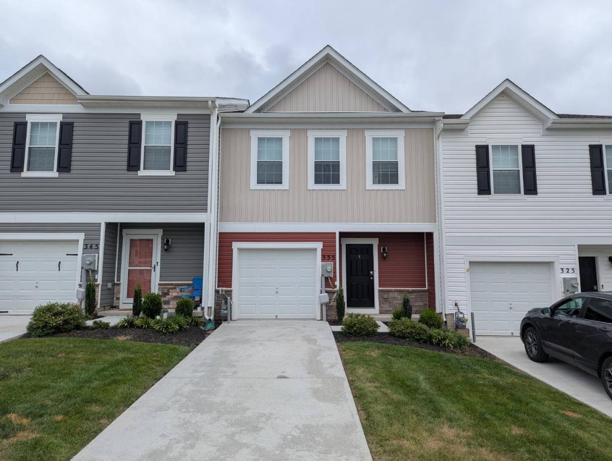 Townhouse for rent at 335 Locust Run Dr, York, PA 17404