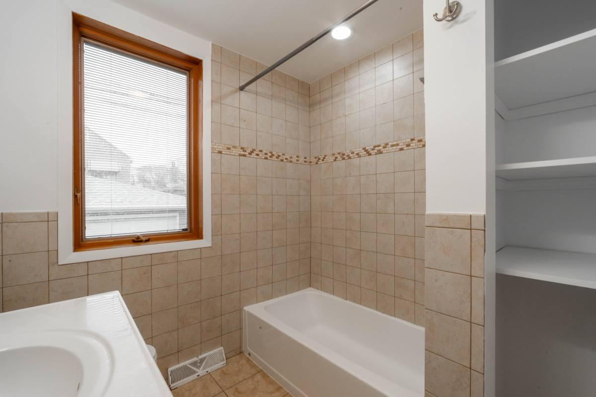 Apartment for rent at 6546 W Cornelia Ave #1, Chicago, IL 60634
