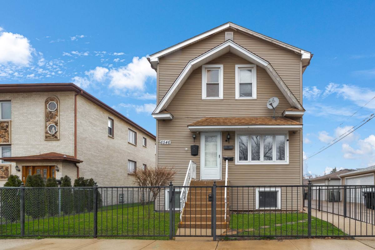 Apartment for rent at 6546 W Cornelia Ave #1, Chicago, IL 60634