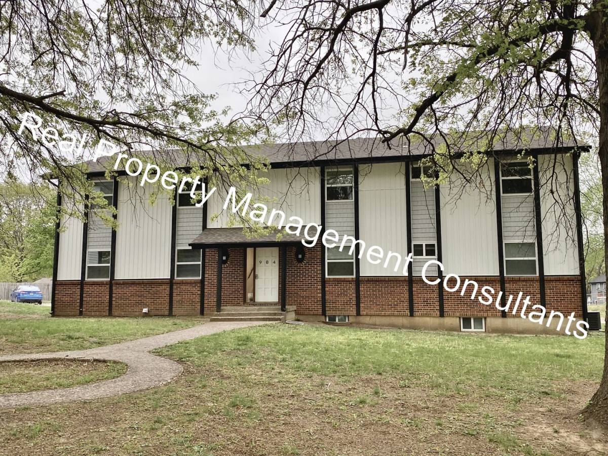 Apartment for rent at 904 Twin Oaks Terrace, Harrisonville, MO 64701