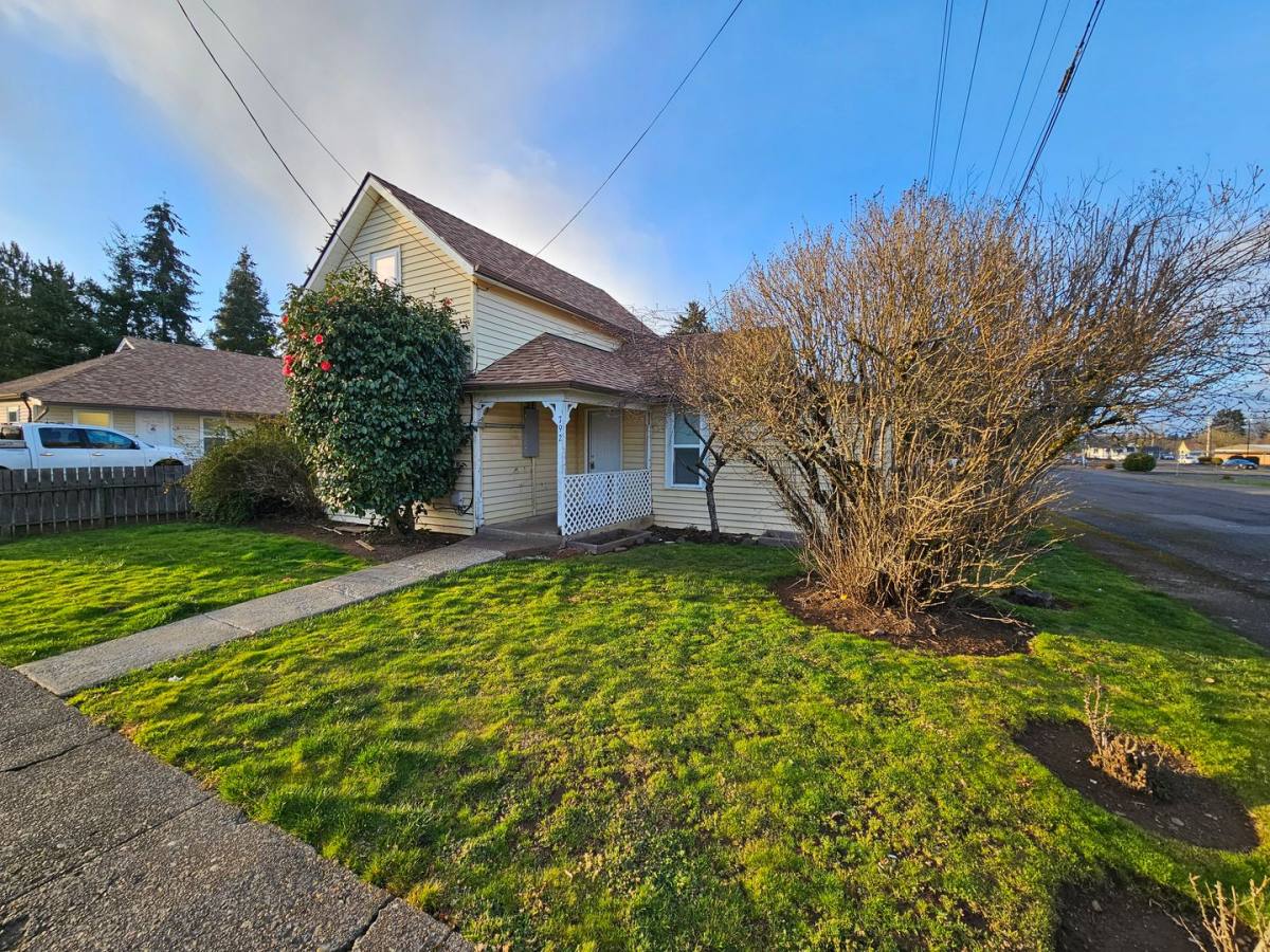 1361 SE Holman Ave, Dallas, OR 97338