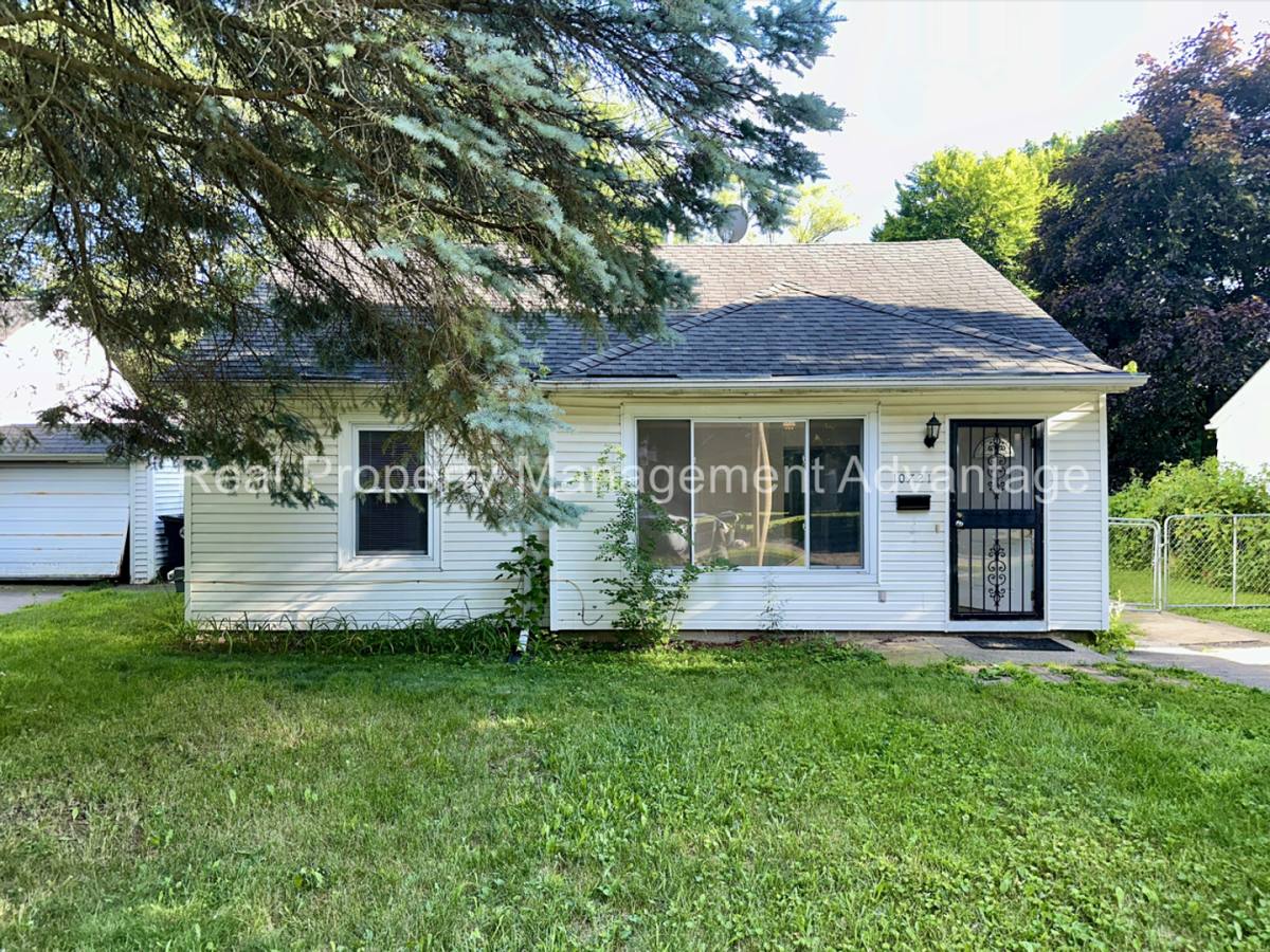 House for rent at 10721 Troy St, Oak Park, MI 48237