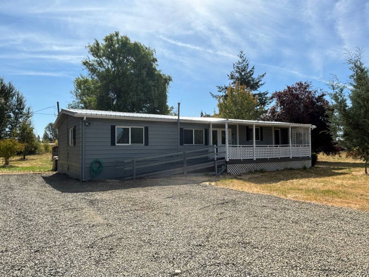 House for rent at 34715 Riverside Dr, Albany, OR 97321
