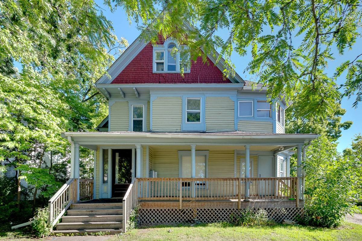 Apartment for rent at 821 6th St SE, Minneapolis, MN 55414