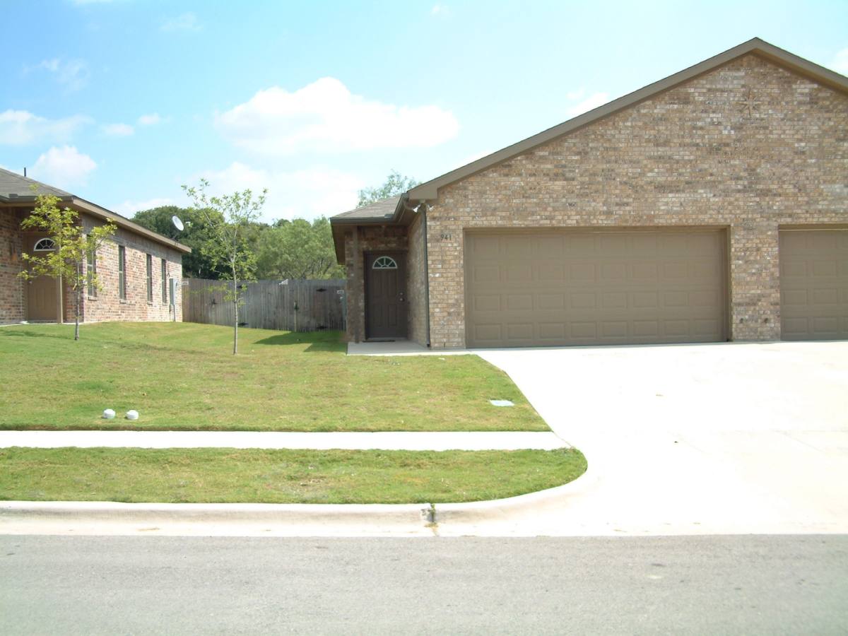 Apartment for rent at 941-943 Sylvia, Weatherford, TX 76086